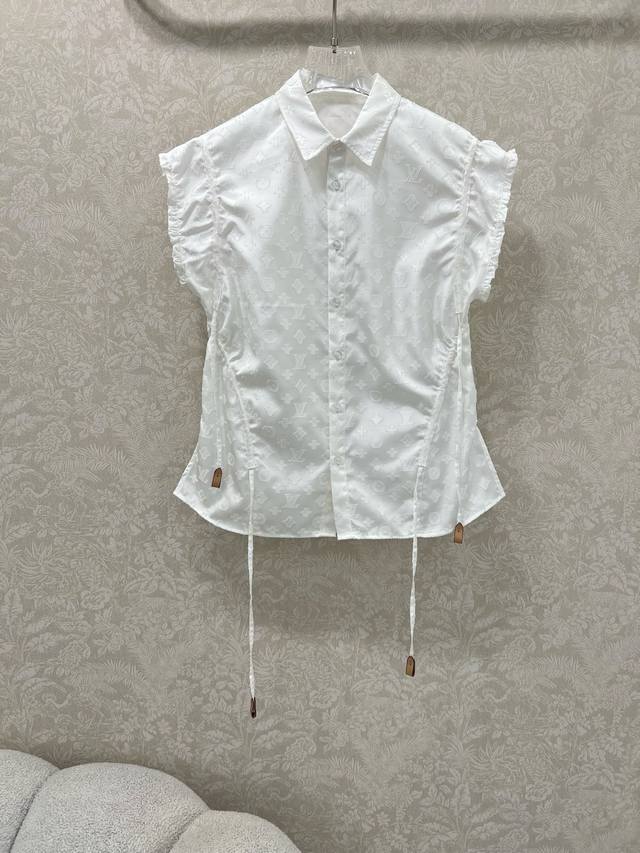 Louis Vuitto* 25新款提花短袖抽绳上衣 定制Yb斜纹提花全棉材质 工艺处理 舒适有型 翻领飞袖 通体满印提花四叶草和字母徽标 凸显品牌格调 风格简