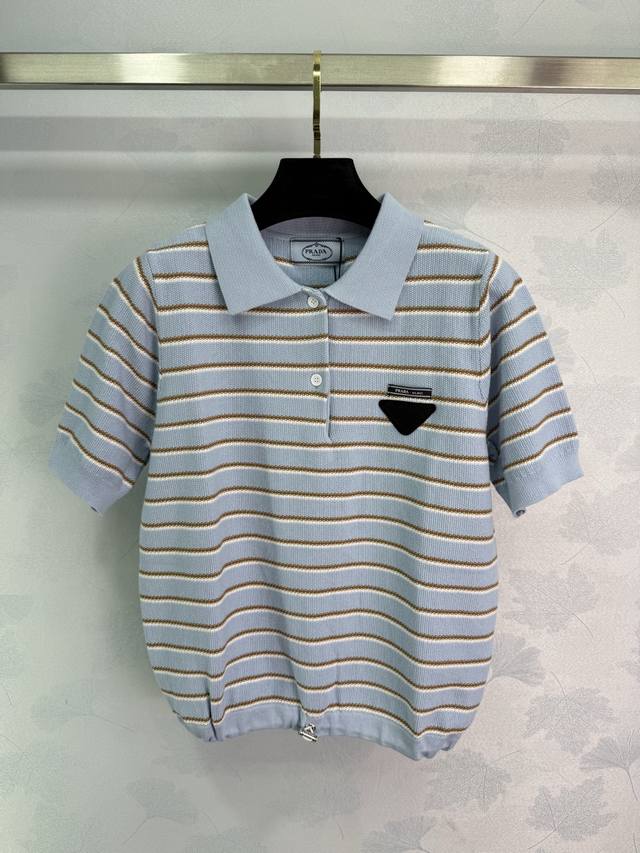 Prad*25新品！翻领Polo短袖T恤 衣摆松紧抽绳设计 螺纹拼色蓝白条纹撞色休闲帅气又时髦！字母标签Logo低调奢华，经典宽松版型百搭不挑人上身美的不要不要