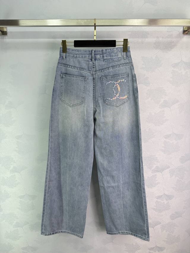 Chane小香25新品后袋珠片牛仔长裤 进口全棉牛仔材质 面料柔软舒适 后袋珠片双C设计 质感一流简约版型 自带高级感 上身时髦又高级显瘦显腿长 百搭利器 不挑