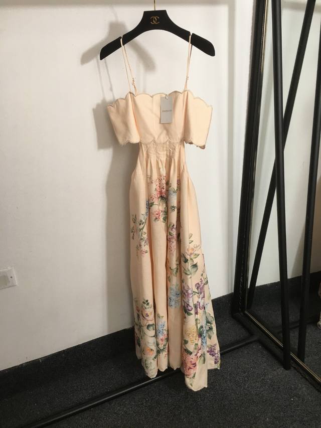 款号 4410 Zimmermann新款 田园花卉彩色花朵印花 露腰性感后绑带露背吊带连衣裙，杏色，S-Xl， L码；胸围90，腰围84，总长112 .