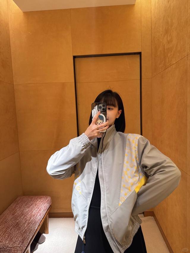 Louis Vuitt*N 25Fw早秋新款 拉链翻领长袖防风夹克外套丨独家高版出品！科技面料和 Monogram Glow 印花、构成生动拼接设计、隐藏式拉链