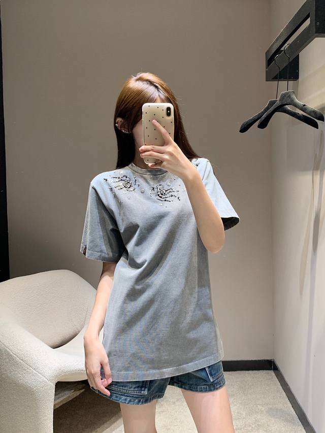 Louisvuitt* 25Ss春夏新款 炒色做旧钉珠圆领短袖T恤丨独家Yb开发！高版出品！柔软透气的棉质针织细腻丝滑 夏季穿着很舒适清爽 袖口皮标品牌Logo