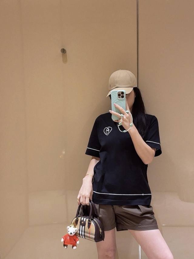 Burberr* 25Ss春夏新款 七夕限定胶囊系列爱心刺绣圆领短袖T恤丨独家Yb开发！高版出品！选用轻盈平织棉面料打造，呈现修身版型。融入刺绣图案设计，灵感源