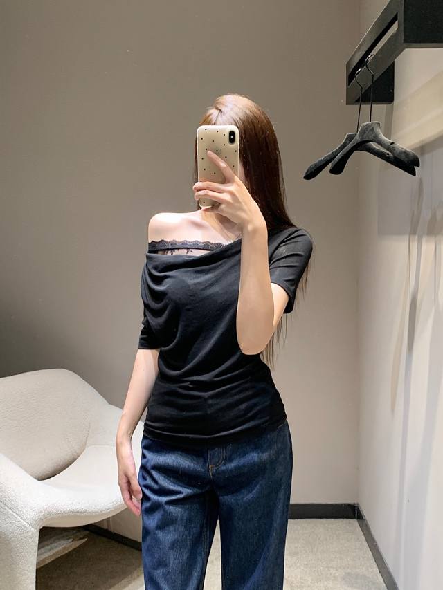 Miumi* 25Ss春夏新款 蕾丝拼接荡领一字肩短袖T恤丨独家高版出品！贼上镜又时髦的T恤来啦！这件T恤真的太好看了！时髦又减龄 随便一穿就是氛围感美女上身超
