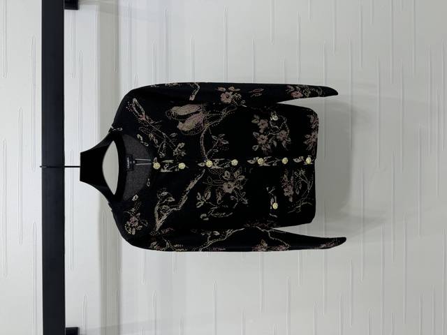 上新原单高端品质 Chane* 2025早秋最新系列！烫钻花鸟针织开衫！定制棉毛纱线织造 密度细针织造 清晰毛感肌理 舒适亲肤 正肩开衫剪裁 直筒略宽松版型 穿