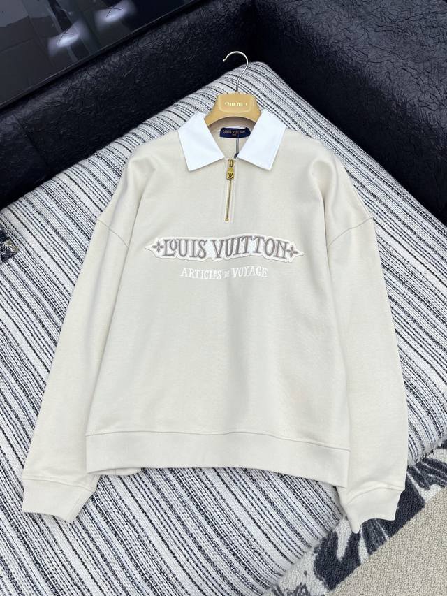 爆款现货 原版定制 Lv｜25早秋经典翻领卫衣干净利落的裁剪，落肩宽松慵懒版型 撞色衬衫领 面料厚实挺阔有型，胸前立体字母刺绣 袖口弹力螺纹设计 多种穿搭 宽松