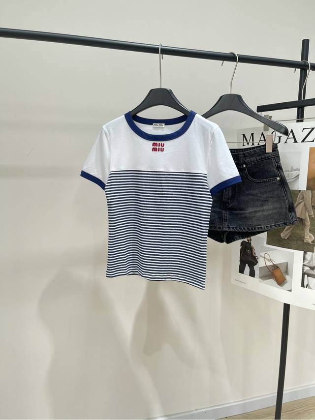 M蓝白条纹海军风短袖T .，面料：全棉颜色：蓝白条纹 *｜航海系列条纹短袖T恤25Ss早秋新款上新！ 经典的条纹撞色圆领上衣这款上衣采用密集针织细纱线面料犹如云