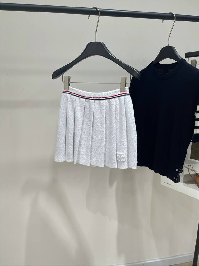 M白色圈圈纱百褶针织短裙 .，面料：棉+锦纶颜色：白色 * 棉质半裙25Ss春夏新款上新！这款迷你裙的运动风格唤起男士运动服的美学通过线条和精致的棉质圈圈呢纹理