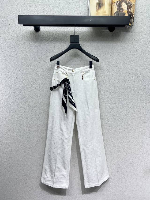 L家系列款老花牛仔长裤 配丝巾 口红金属 经典款 各种都能完美驾驭～高级成衣做法，细节美到爆！精美又日常，轻松驾驭！质感棒棒哒！减龄 时尚 休闲少女感，强推 高