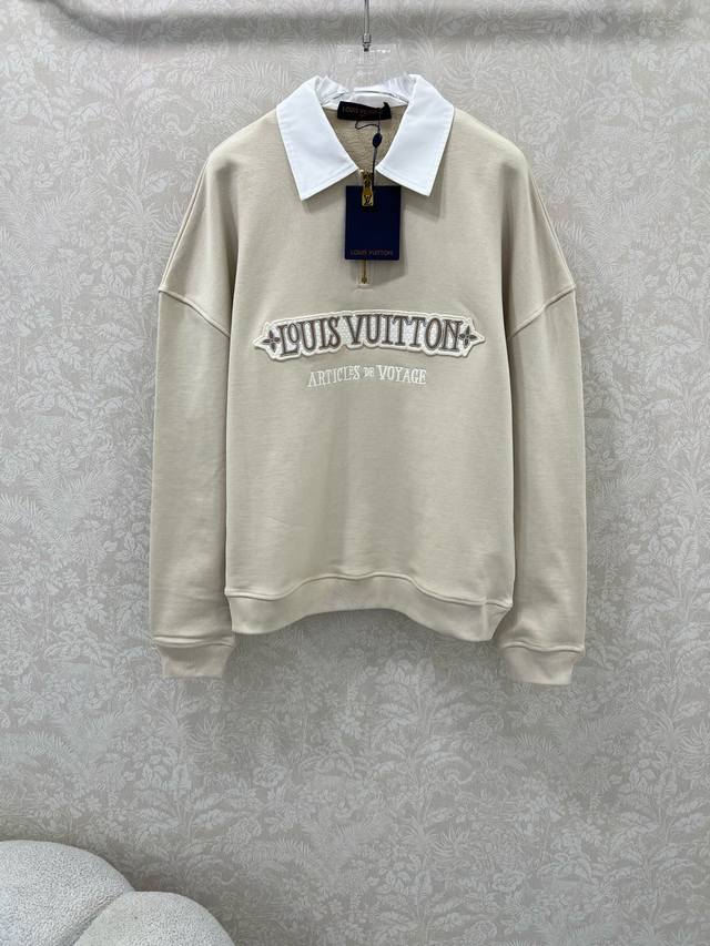Louis Vuitt*N25新款驴家复古旅行家半卫衣！男女同款宽松版型！经典米色棉质卫衣正面饰以立体刺绣徽章，复古哥特体字母字样 白色Polo领与半开金色拉链