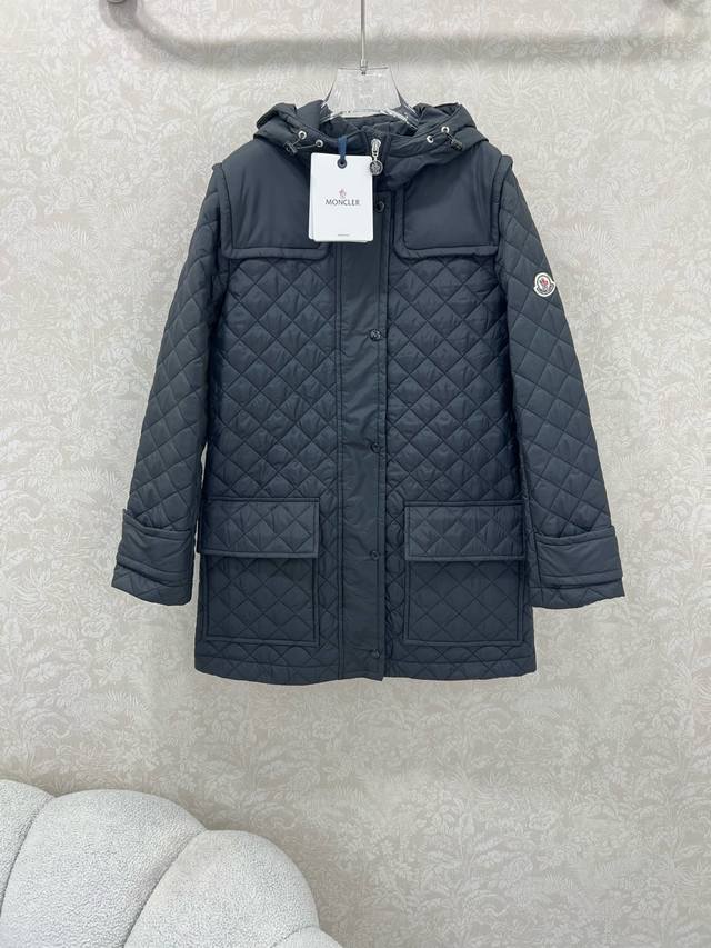 Monc*R 25新款棉服 菱格夹棉薄款棉服长款外套 极简主义设计高级又时髦！休闲带帽设计，以经典的版型演绎朋克风，整体轮廓分明，线条自然，内侧口袋增添时尚格调