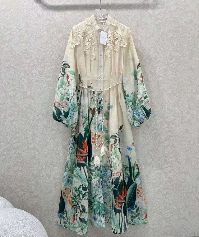 新出杏色 Zimmerman*兹 默曼 25新款百花系列 长款连衣裙 超美腻的连衣裙来袭 整件粉绿色调 小立领胸前肩处均以3D立体花朵装饰 前襟单排本布包扣 袖