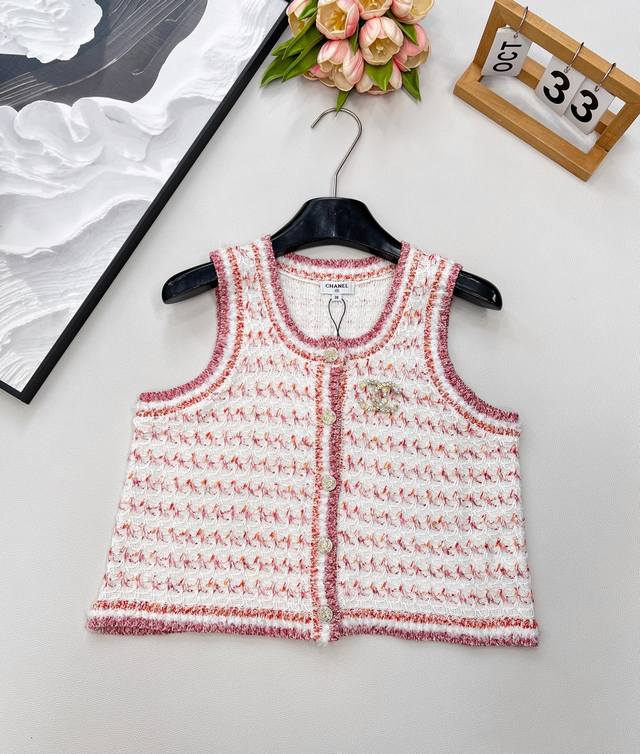 Chanel25夏季新款针织背心开衫粉白编织面料自带粗花呢质感 细腻纹理藏着法式精致 撞色滚边勾勒利落轮廓 甜而不腻 金属纽扣+双C标 把贵气焊在身上 无袖设计