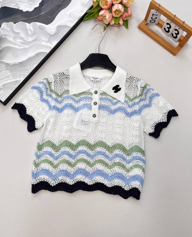 Chanel25夏季新款针织Polo领短袖镂空针织+波浪纹撞色 清新又精致 经典Polo领搭双C标 金属纽扣加分 下摆 袖口的别致剪裁 把小香风的优雅与俏皮都拿