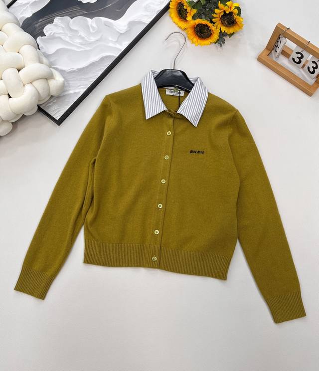 Miumiu25Fw早秋新款字母提花衬衫领针织开衫丨独家高版出品！定染羊绒羊毛材质 自带朦胧的仙意，轻松就能穿出法式的精致浪漫～橄榄绿上身提亮肤色，显白显瘦版型
