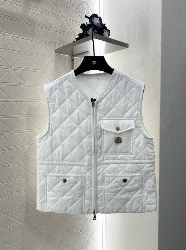 Moncle*2025新品上架 菱格羽绒棉服马甲定制Yb进口亚麻材质 其工艺还原 富有防晒水内胆 提升秋冬御寒功能 羽绒棉填充内里 整件轻盈保暖 拉链开襟马甲版