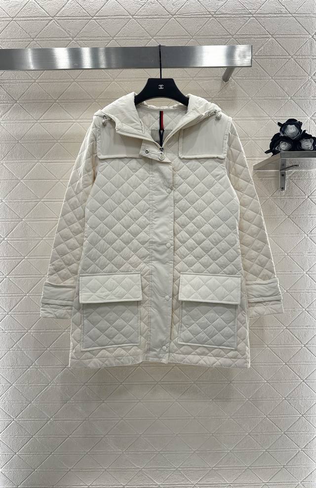 Moncle*2025新品上架 中长款菱格连帽羽绒棉服定制Yb进口防风防水尼龙材质 其工艺还原 升级材质 提升秋冬御寒功能 羽绒棉填充内里 整件轻盈保暖 连帽立
