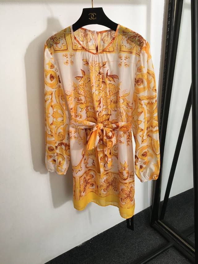 款号 4171 Dg*新款 复古花朵印花 系带收腰长袖连衣裙，蓝色，黄色，红色，S-Xl， M码；肩宽38，胸围116，袖长58，衣长86 .