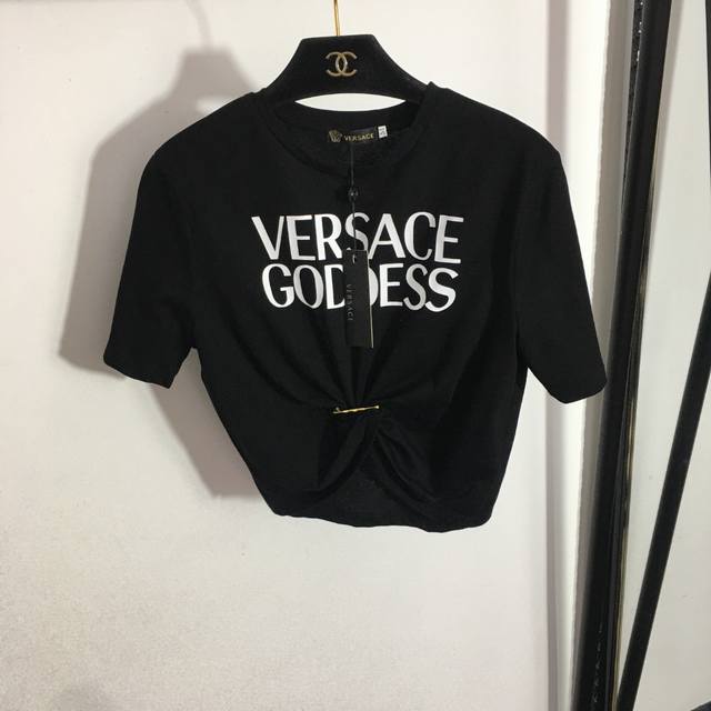 款号 7692 Versac*新款 字母印花别针收腰短款露脐短袖T恤，白色，粉色，黑色，Sml， M码；肩宽39，胸围90，袖长21，衣长34-49 .
