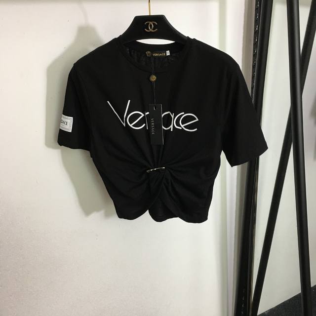 款号 7028 Versac* X Fend*联名新款 胸前字母印花 美杜莎别针装饰短款露脐短袖T恤，白色，黑色，绿色，S-Xl， M码；肩宽39，胸围88，袖