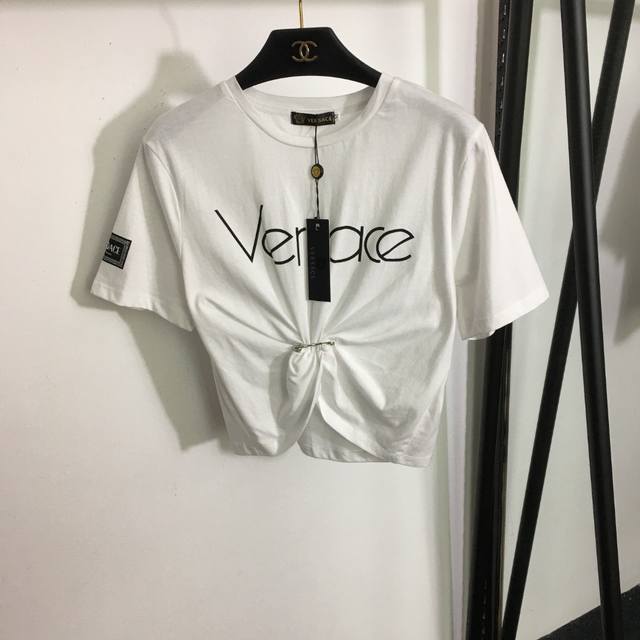 款号 7028 Versac* X Fend*联名新款 胸前字母印花 美杜莎别针装饰短款露脐短袖T恤，白色，黑色，绿色，S-Xl， M码；肩宽39，胸围88，袖