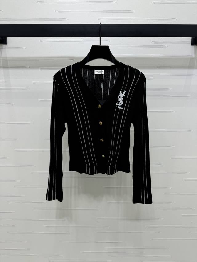 上新原单高端品质 Ysl* 2025早秋最新系列！竖条纹长袖针织开衫！定制进口羊毛针织材质 质感高级舒适 V领针织长袖剪裁 通体竖条纹撞色 单排金属纽扣调节 增