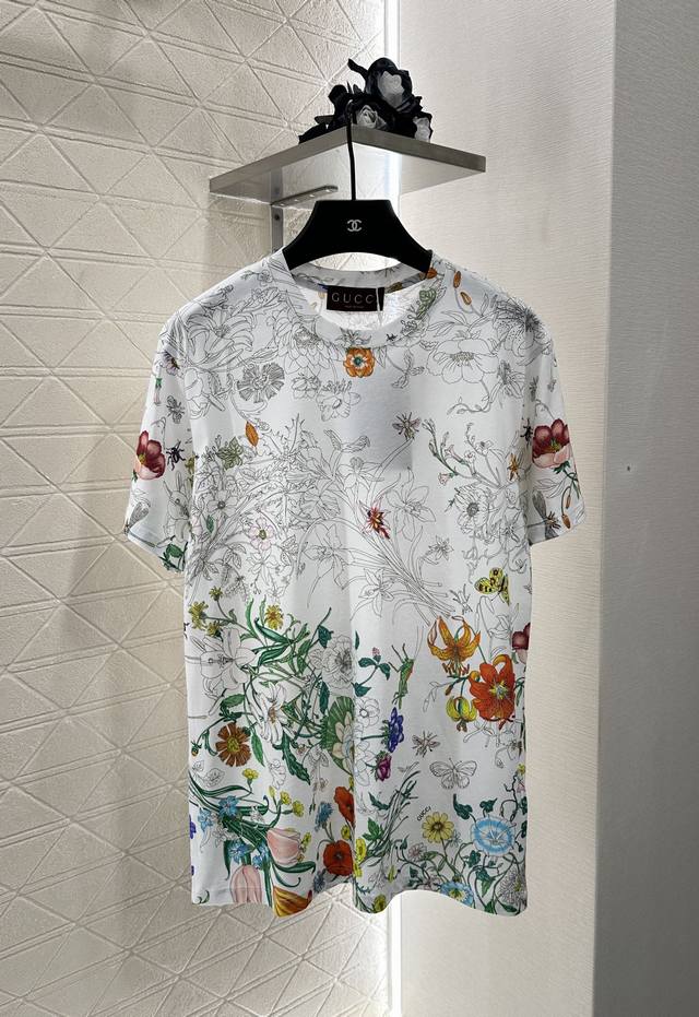 Gucc*2025新品上架 印花圆领定制Yb丝光全棉材质 透气舒适 质感十足 宽松短袖T恤裁剪 凸显品牌格调 采用克重纯棉制成 垂坠感十足 呈现显瘦视觉效果 Y