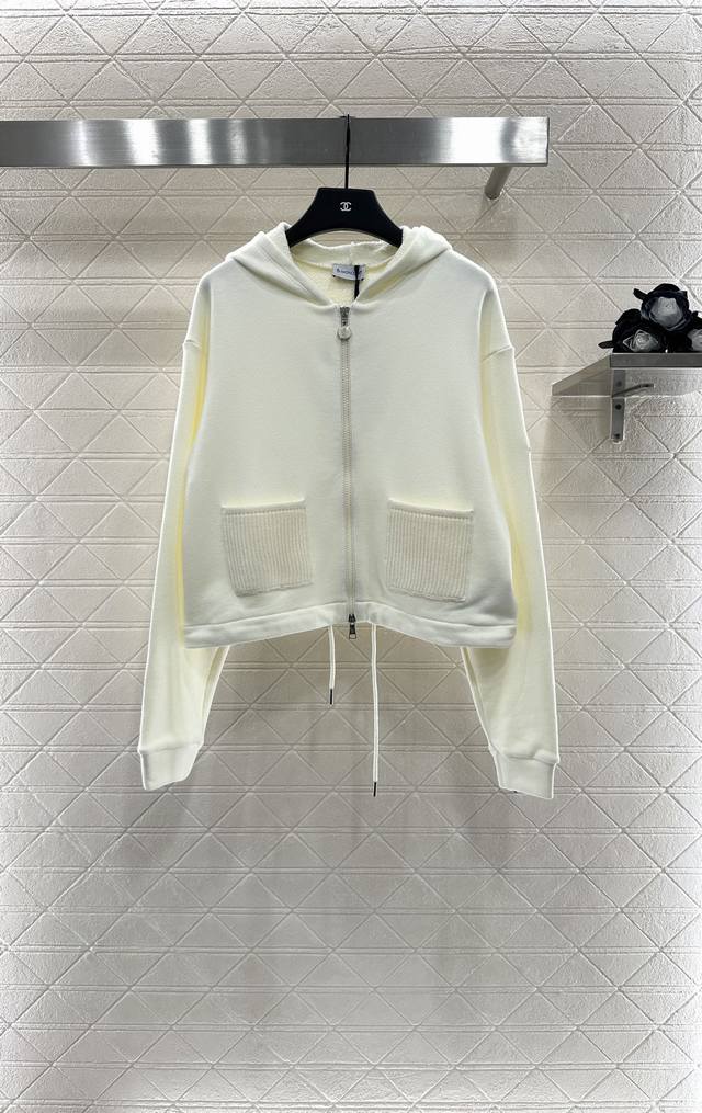 Moncle*2025新品上架 连帽拉链外套定制Yb原生全棉材质 舒适透气 垂顺有型 连帽拉链外套裁剪 时髦休闲 手臂外侧饰以标志性徽章贴布字母徽标 品牌格调瞬