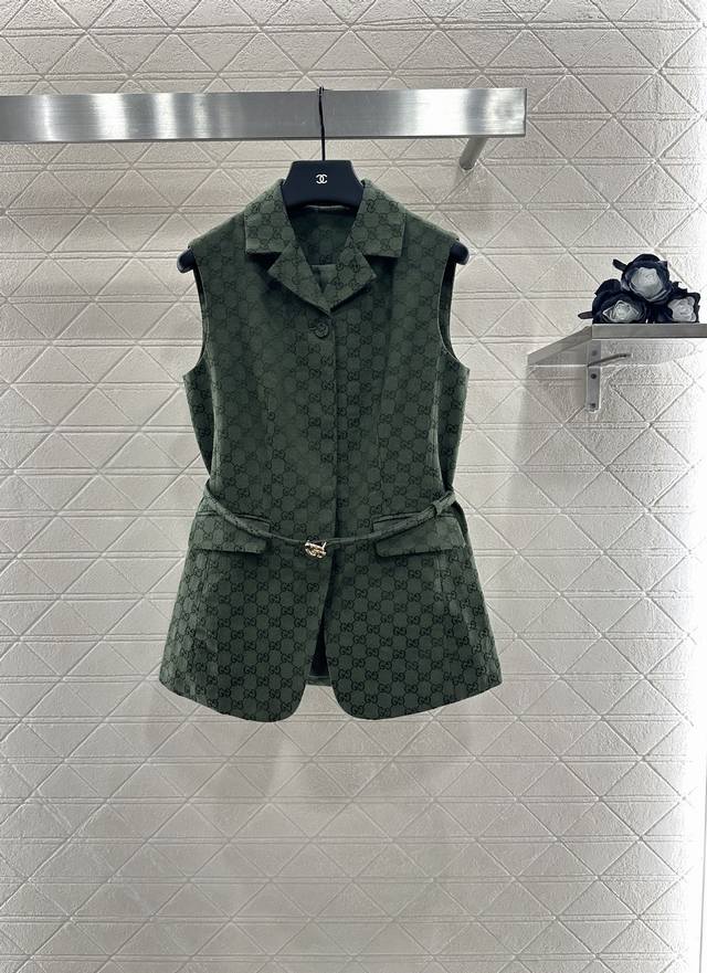 Gucc*2025新品上架 翻领腰带马甲长裤套装定制Yb进口提花全棉材质 质感高级 挺括有型 翻领腰带马甲搭配直筒长裤套装 马甲裁剪修身显瘦 通体双G提花满印