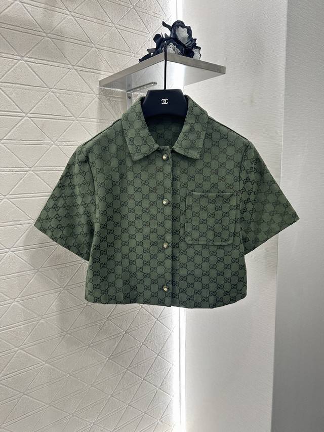 Gucc*2025新品上架 翻领短款衬衫外套长裤套装定制Yb进口提花全棉材质 质感高级 挺括有型 翻领短款外套上衣搭配直筒长裤套装 上衣裁剪时髦减龄 通体双G提