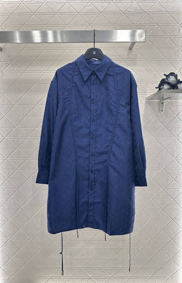 Louis Vuitto*2025新品上架 提花抽绳衬衫连衣裙定制Yb斜纹提花全棉材质 工艺处理 舒适有型 翻领长款衬衫剪裁 可做连衣裙穿搭 通体满印提花四叶草