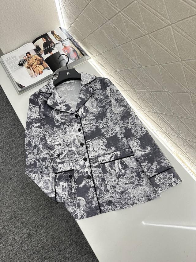 Dio*2025新品上架 直喷印花睡衣套装定制Yb斜纹全棉材质 透气舒适 质感十足 印花衬衫长裤睡衣套装 上衣翻领开襟纽扣便于穿脱 适当露肤更能提升纤细美感 成