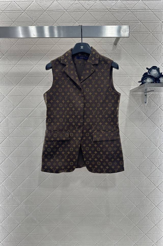 Louis Vuitto*2025新品上架 提花翻领西装马甲定制Yb进口提花材质 质感光泽 垂感更强 品相高级 翻领修身马甲 通体满铺四叶草元素字母提花图案 老