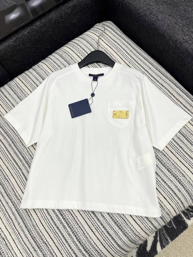 爆款现货原单品质 Lv*｜2025新品圆领金色铁牌装饰定制Yb全棉材质 透气舒适 质感十足 常规短袖T恤裁剪 凸显品牌格调 采用克重纯棉制成 呈现显瘦视觉效果
