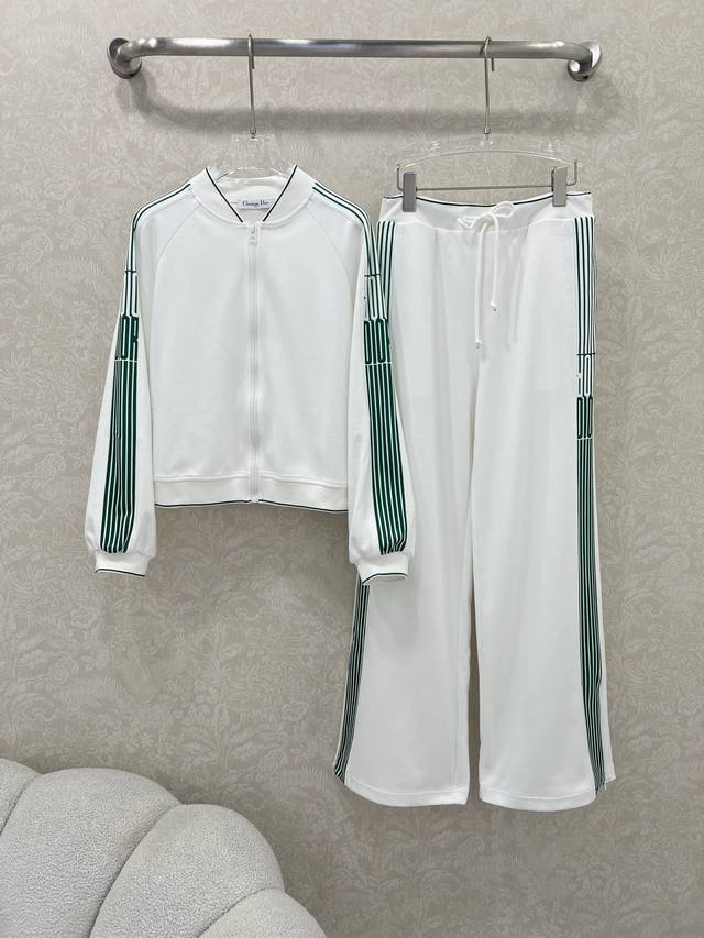 Dio*25新款休闲运动套装 定制面料，小立领织带外套休闲长裤 恰到好处的松量 干净利落的裁剪 上衣及裤子两侧均以字母织带装饰 即便没有多余的噱头装饰 亦能轻松