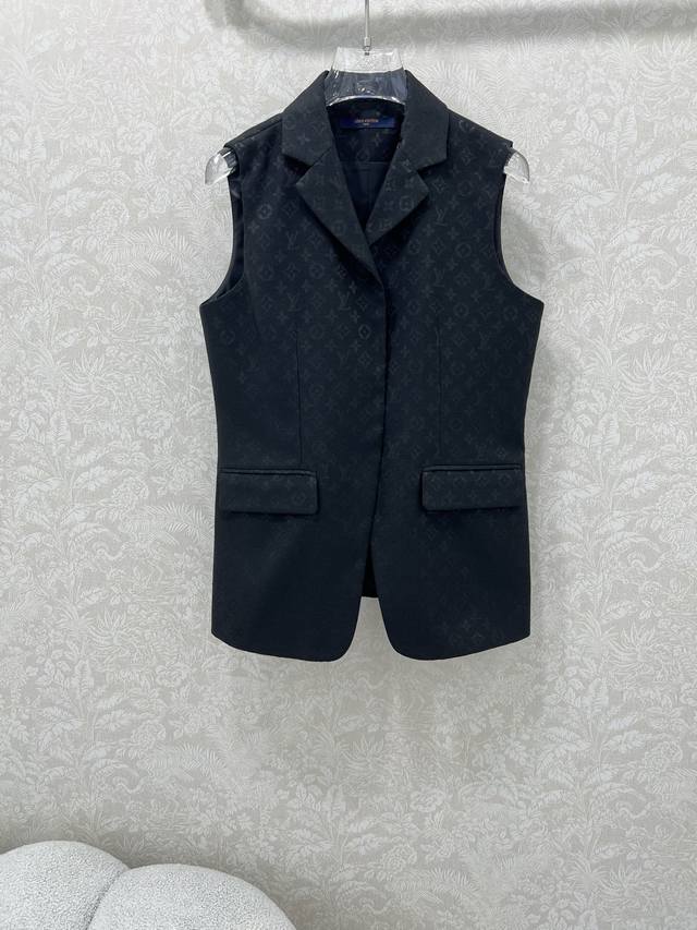 Louis Vuitt*N25新款提花马甲外套 提花暗纹面料品相高级 翻领襟扣西装马甲版型 隐藏单排襟扣低调彰显驴家气质 修身设计时髦低调气质又高级 干净利落的