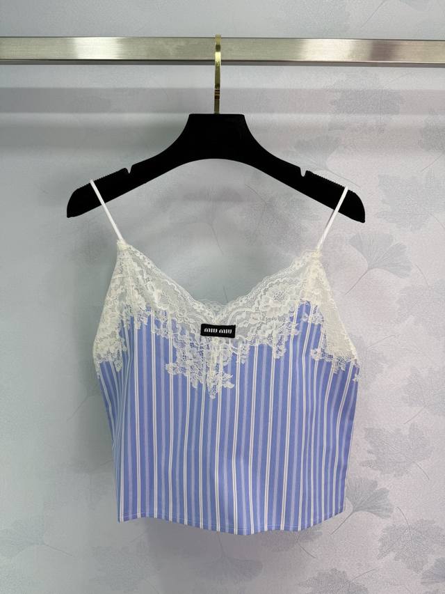 Miu*2025秋季新款蕾丝花边条纹吊带背心 胸前蕾丝花边设计超仙 修身显瘦 时尚百搭！1色3码Sml T226B.