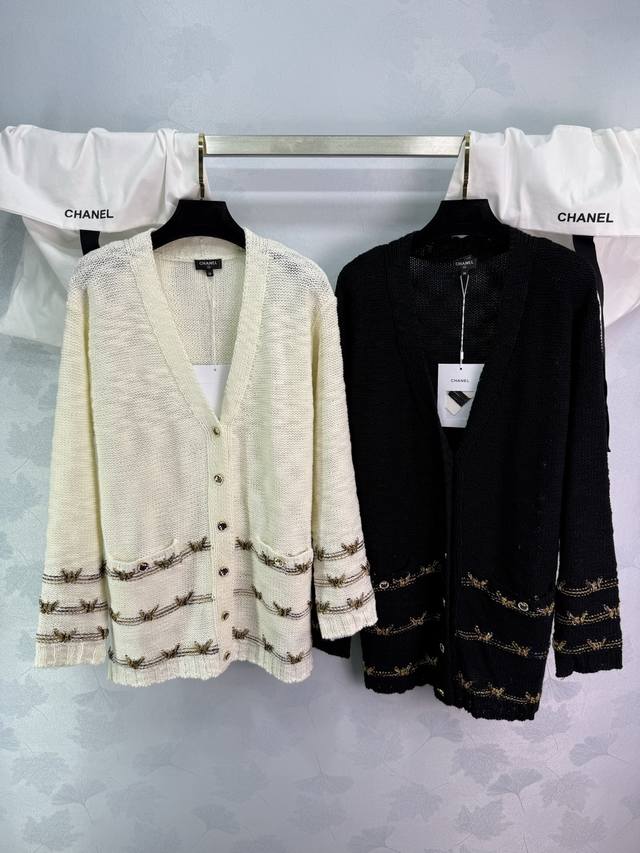 Chanel25A高级手工坊系列，金线刺绣针织开衫Yb定制特种纱线，舒适透气不闷热，搭配下摆金线刺绣呈现出三重撞色 复古时尚，穿搭气质优雅 日常出行或聚会轻松驾