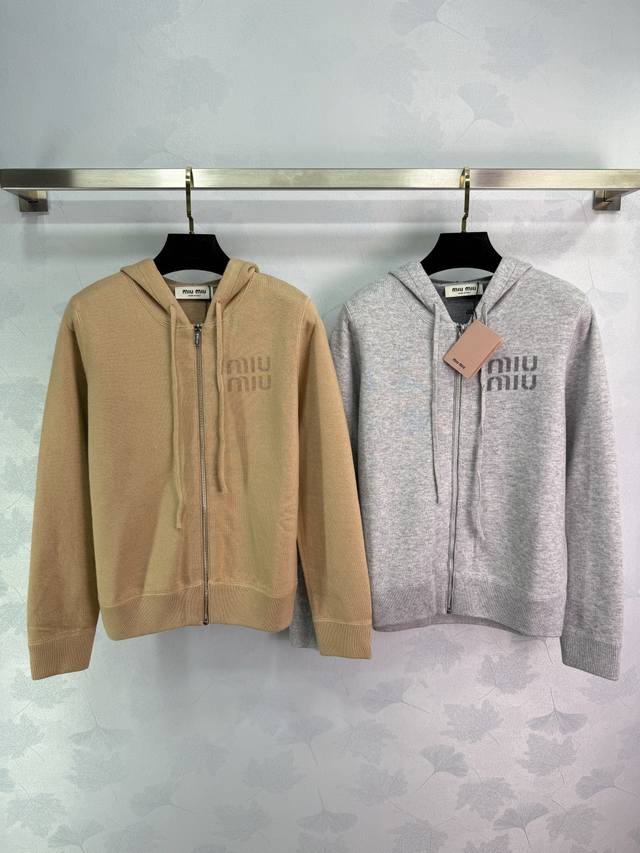 Miu*25新款针织连帽拉链开衫长袖 经典Logo图案提花装饰 简约时髦日常百搭 2色3码Sml。T226B.
