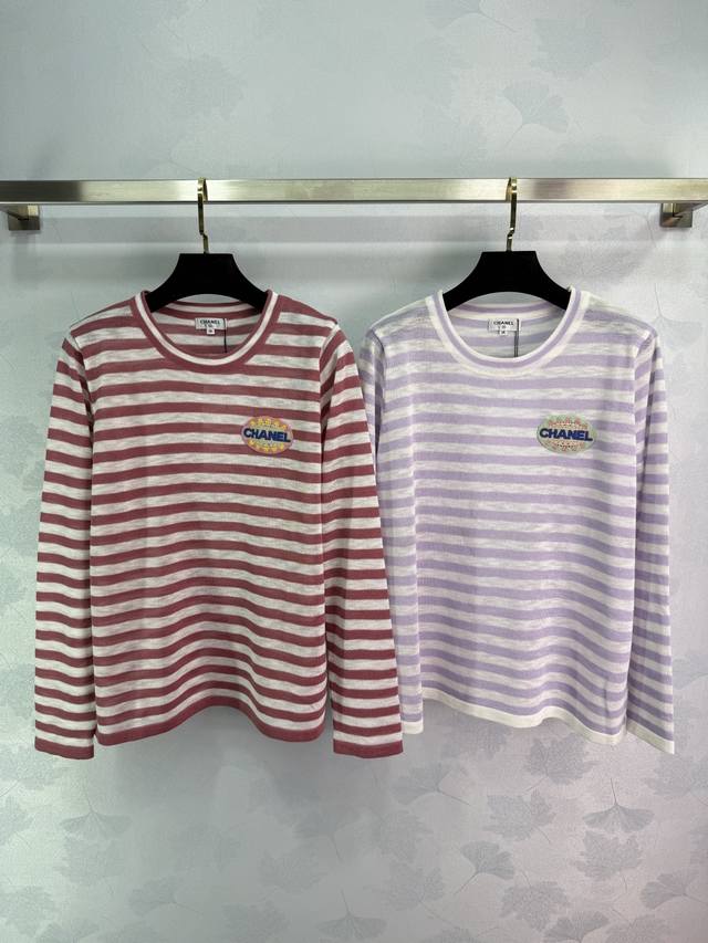 Ch*2025早秋新款条纹长袖针织衫 胸前字母徽章点缀 条纹设计简约大方 上身增添青春气息 四季内搭叠穿都Ok！2色3码Sml T226B.