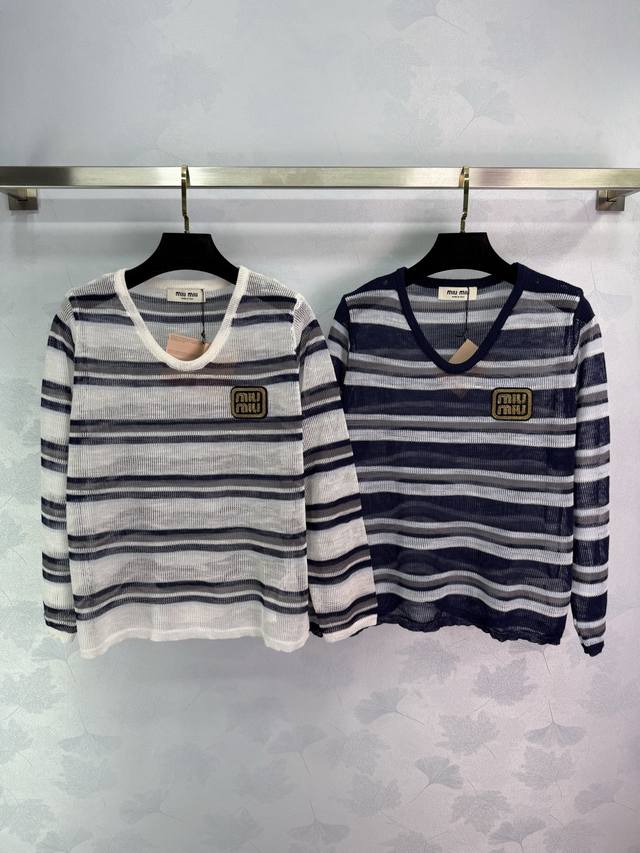 Miu*2025早秋新款条纹针织衫 V领设计 条纹撞色 胸前金色Logo点缀 遮肉显瘦穿搭尽显松弛调性 轻奢时髦气质 四季时尚穿搭首选！2色3码Sml T226