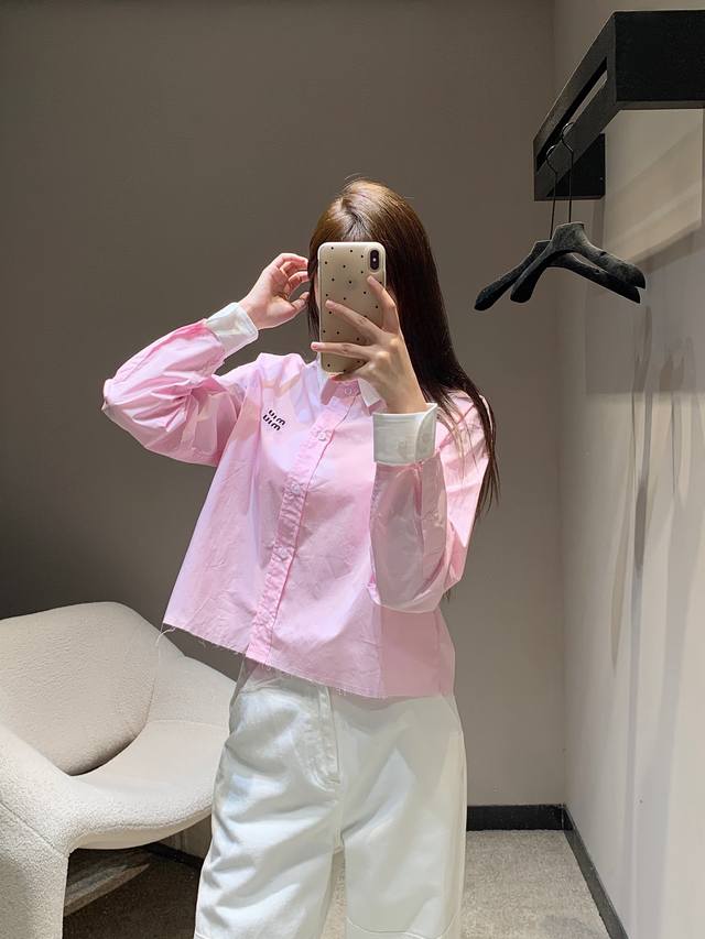 Miumi* 25Fw早秋新款 Logo徽标刺绣短款长袖衬衫丨独家Yb开发！高版出品！时髦尖子生减龄必备神器！可爱少女风袖口领口也可拆卸设计，可甜可盐气质减龄单