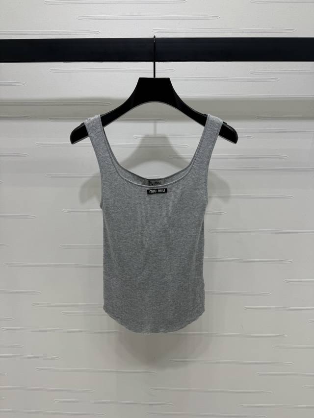 上新原单高端品Miumi* 2025早秋最新系列！刺绣针织背心！定制羊毛纱线织造 细腻肌理 柔软舒适 领口针织背心裁剪 领口恰当露肤 美化头肩比例更显瘦 居中字
