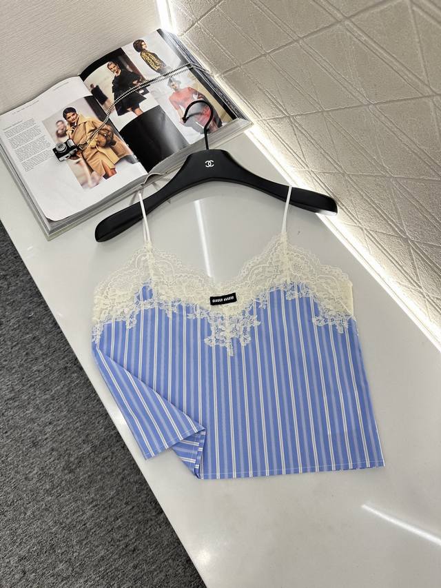 Miumi*2025新品上架 蕾丝吊带短裤套装定制Yb斜纹全棉材质 亲肤舒适 吸湿透气 通体竖列蓝白条纹交织 松弛而时髦 带有满满文青老钱感 细吊带背心胸前以清