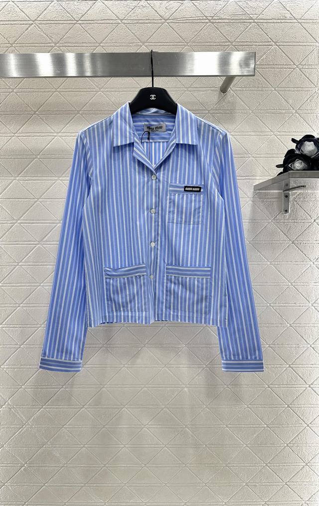Miumi*2025新品上架 条纹衬衫长裤睡衣套装定制Yb斜纹全棉材质 亲肤舒适 吸湿透气 通体竖列蓝白条纹交织 松弛而时髦 带有满满文青老钱感 翻领衬衫 多处
