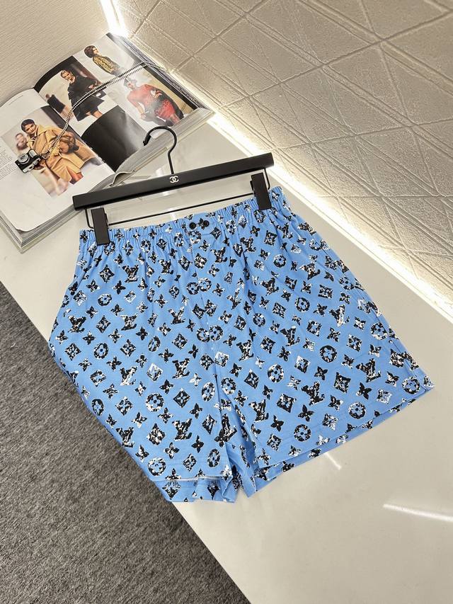 Louis Vuitto*2025新品上架 高腰印花短裤定制Yb斜纹全棉材质 质感柔软 穿搭舒适透气 高腰弹力短裤版型 大身满铺蓝底黑花四叶草字母图案 配合腰间