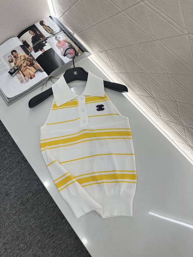 Chane*2025新品上架 挂脖翻领条纹针织背心定制Yb进口纱线织造 质感高级舒适 翻领半开襟背心上衣 挂脖露背设计 提高露肤度修饰肩颈线条 单侧胸口双C徽标