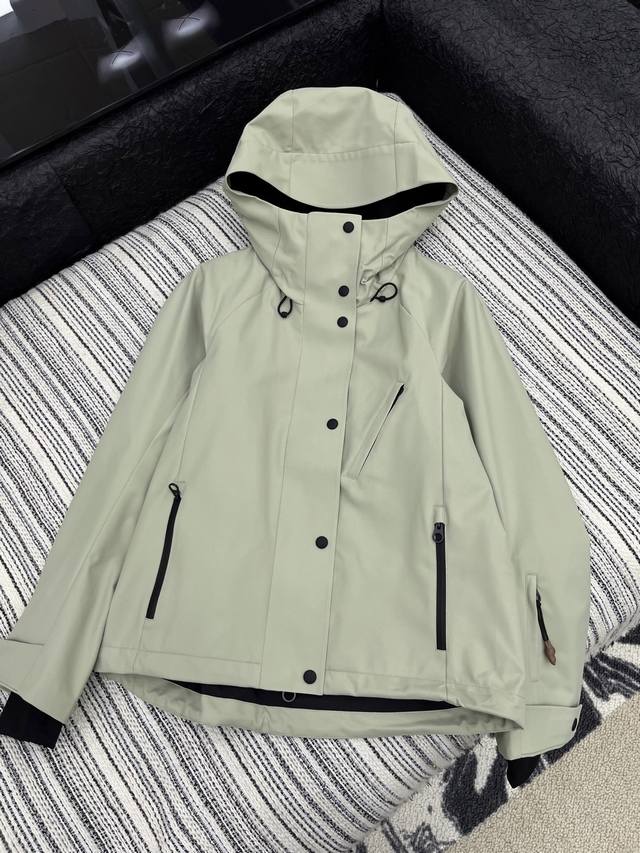爆款现货原单品质 Lp｜25秋冬新品 压胶冲锋衣女士外套 ■ 这款冲锋衣采用品牌特有的Bristol Clima System防风防水及压胶技术，质感一流 ■