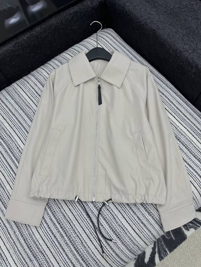 爆款现货品牌平替 设计师｜25秋冬新品 翻领女士夹克外套 百搭之王复古夹克，跟旅行者一样实穿性，女装剪裁的新设计，以高雅和干练气质打造休闲时刻和旅行途中的百搭单