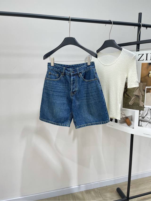 M深蓝猫须牛仔五分裤 .，面料：牛仔棉颜色：深蓝Miu*2025春夏新款牛仔五分裤这条牛仔短裤是来拯救夏日穿搭的吧！梨形身材也能美美穿！高腰设计+恰到好处的裤长